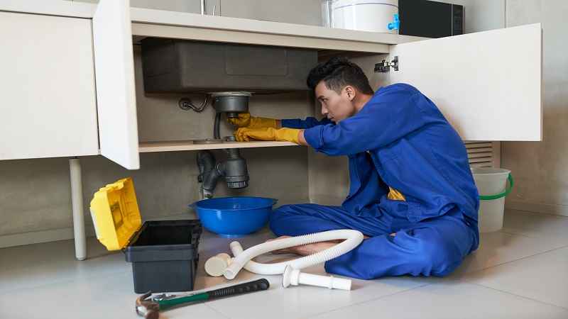 How Hiring a Local Plumber Transforms Emergency Leak Situations?